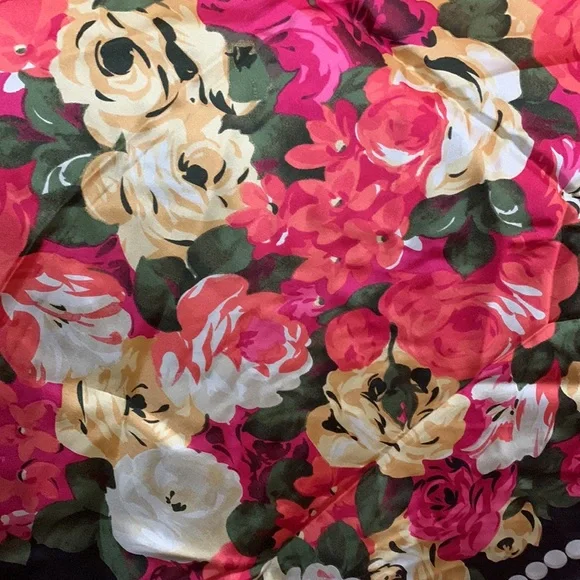 Gorgeous Floral & Pearl design silk scarf, 33”sq - Picture 4 of 5